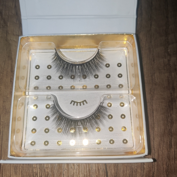 Natural Black Lashes with Graduated Lengths and Medium Density - Picture 1 of 4